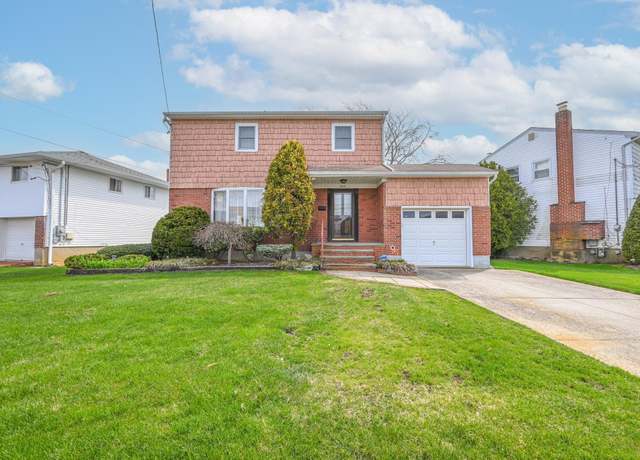 Property at 2515 Aron Dr W, Seaford, NY 11783, 3 beds, 1.5 baths