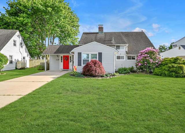 Property at 12 Spoke Ln, Levittown, NY 11756, 4 beds, 1.5 baths