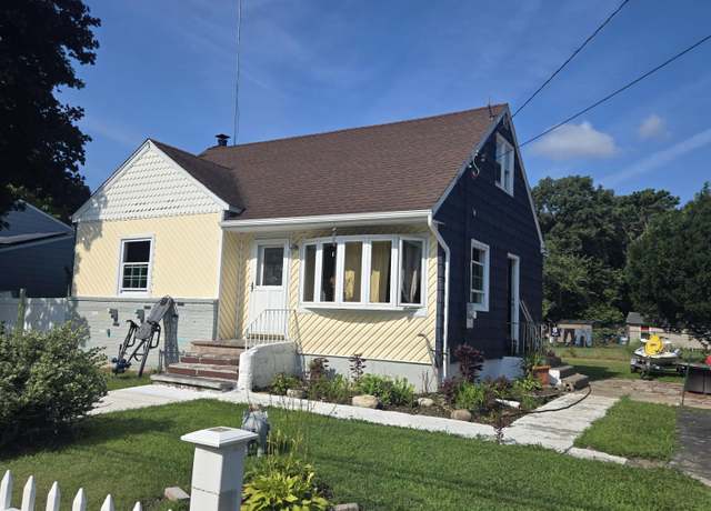 Property at 1776 Stein Dr Dr, Bay Shore, NY 11706, 5 beds, 3 baths