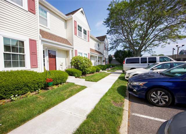 Property at 78 Stratford Grn, Farmingdale, NY 11735, 4 beds, 2.5 baths