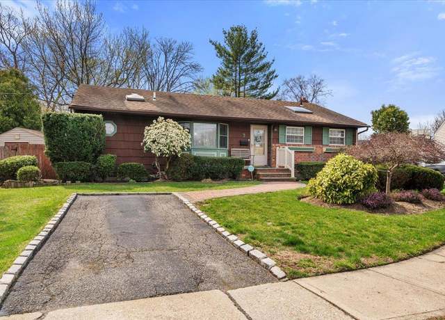 Property at 9 Lindquist Ln, Deer Park, NY 11729, 3 beds, 2 baths