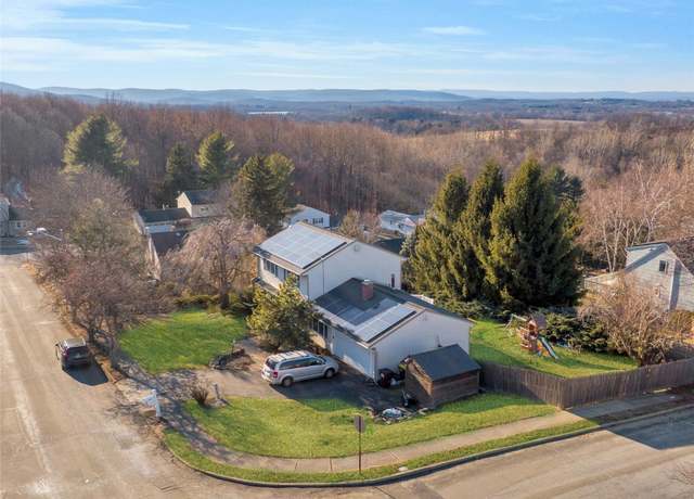 Property at 12 Country Ln, Warwick, NY 10990, 5 beds, 2.5 baths