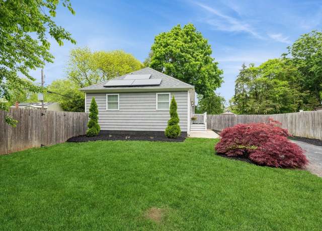 Property at 39 Rose St, Hauppauge, NY 11788, 3 beds, 1 bath