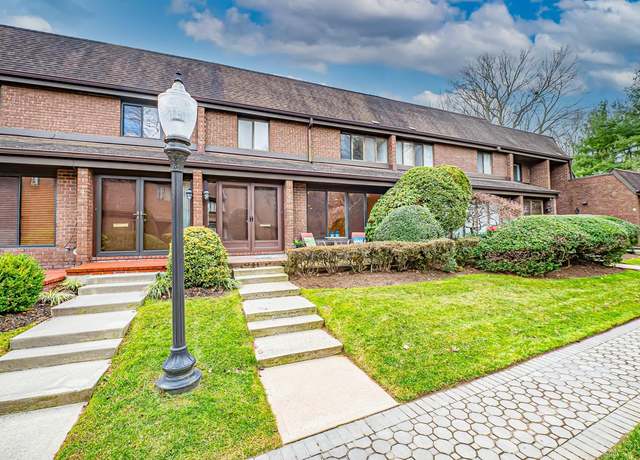Property at 6 Fox Rdg, Roslyn, NY 11576, 2 beds, 2.5 baths