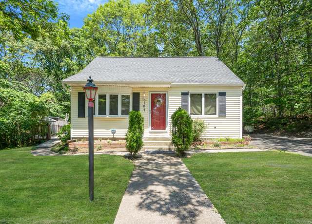 Property at 107 Cedar Ln, Medford, NY 11763, 4 beds, 1 bath