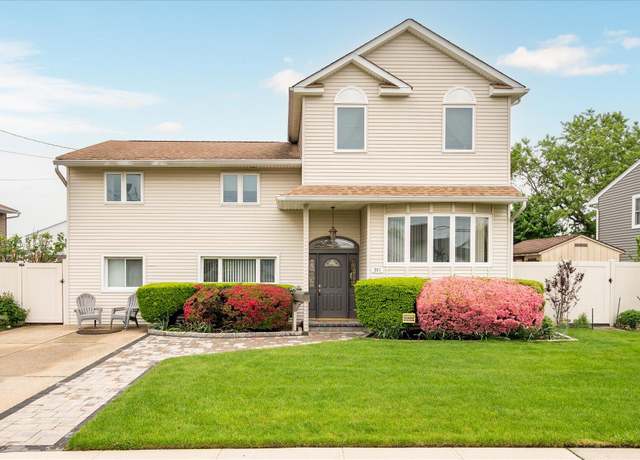 Property at 251 N Idaho Ave, Massapequa, NY 11758, 6 beds, 3 baths