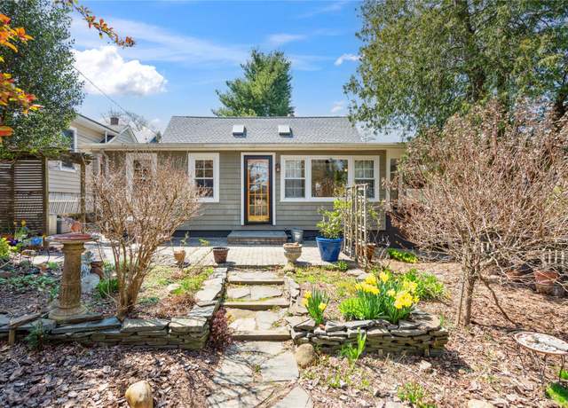 Property at 114 Dubois Ave, Sea Cliff, NY 11579, 2 beds, 1 bath