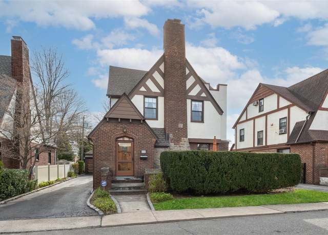 Property at 24 Bayview Ter, Manhasset, NY 11030, 3 beds, 2.5 baths