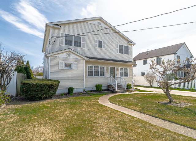 Property at 96 17th St, West Babylon, NY 11704, 6 beds, 2 baths