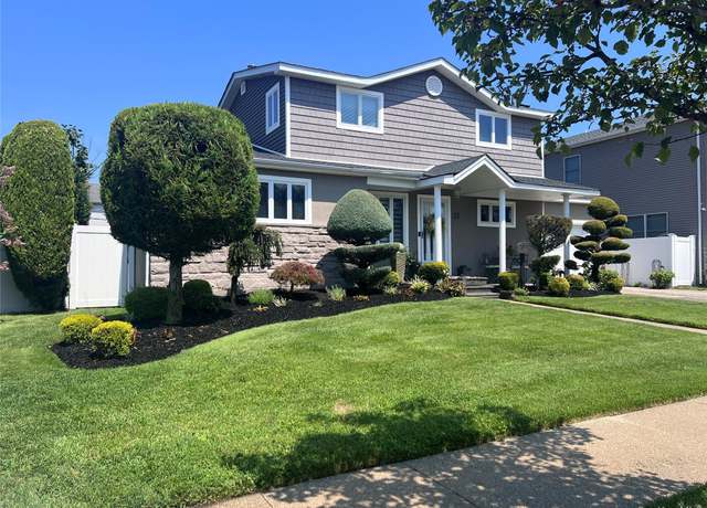 Property at 22 Peter Ln, Plainview, NY 11803, 5 beds, 3 baths