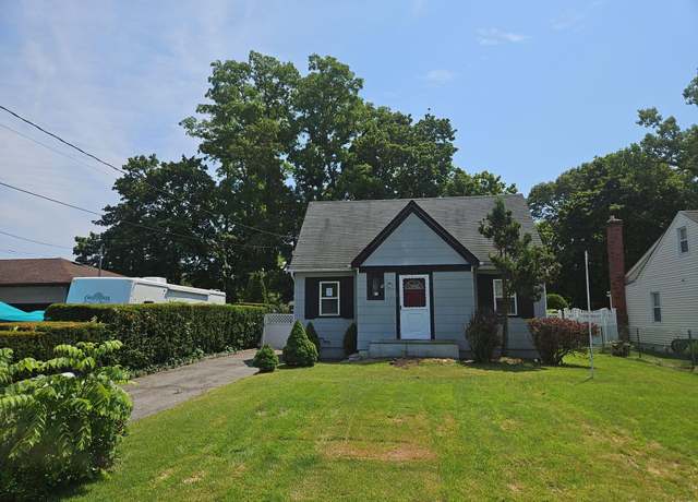 Property at 67 King St, Kings Park, NY 11754, 3 beds, 1 bath