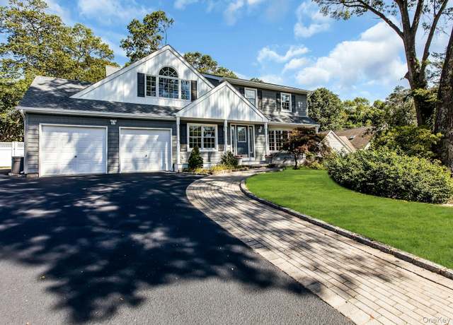 Property at 7 Whitespruce Ln, Hauppauge, NY 11788, 4 beds, 3 baths