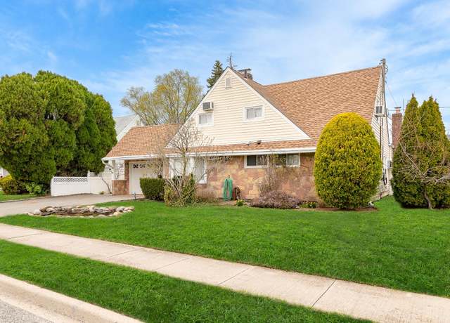 Property at 37 Marksman Ln, Levittown, NY 11756, 4 beds, 2 baths