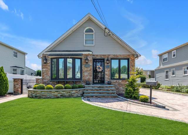 Property at 25 Winnie Ct, Westbury, NY 11590, 4 beds, 2 baths