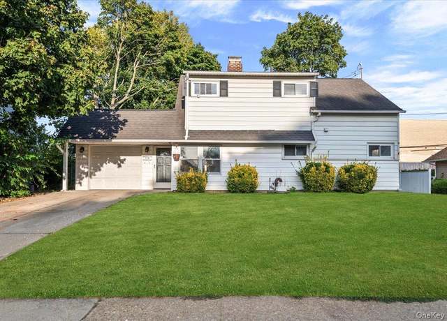 Property at 119 Hamlet Rd, Levittown, NY 11756, 4 beds, 2 baths