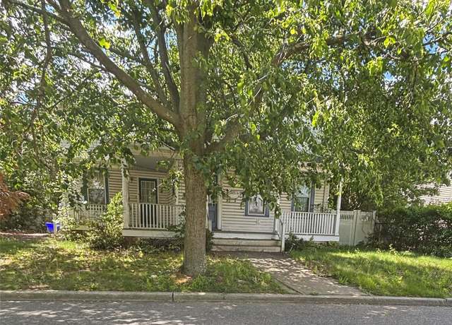 Property at 252 Locust Ave, Babylon, NY 11702, 3 beds, 1.5 baths