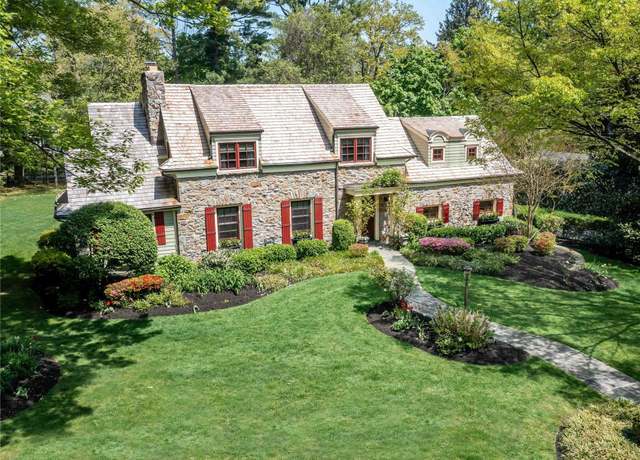 Property at 19 Woodland Dr, Manhasset, NY 11030, 4 beds, 3.5 baths