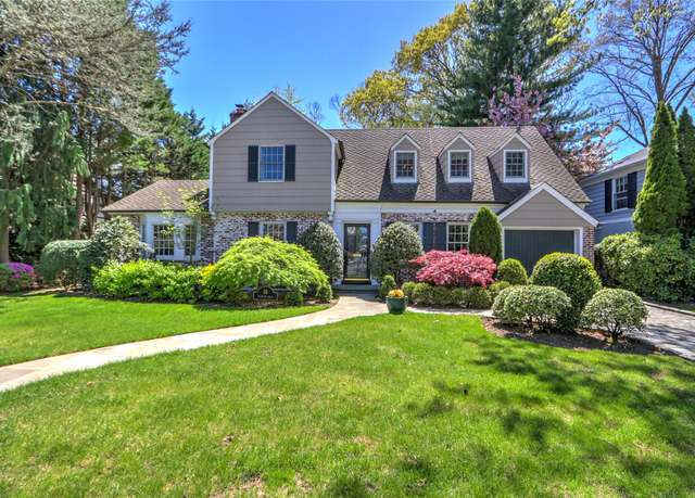 Property at 16 Warwick Rd, Rockville Centre, NY 11570, 4 beds, 2.5 baths