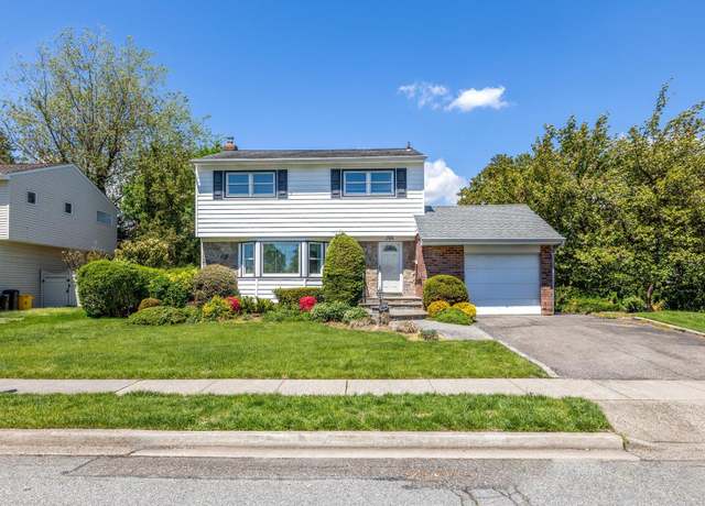 Property at 114 Schoharie Dr, Jericho, NY 11753, 3 beds, 1.5 baths