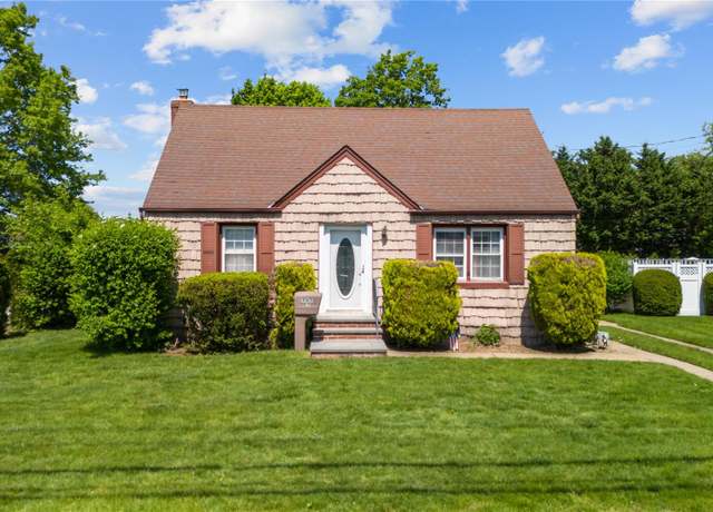Property at 383 Chestnut Ave, East Meadow, NY 11554, 4 beds, 1 bath