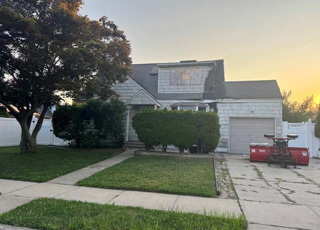 Property at 36 Cinque Dr, Farmingdale, NY 11735, 4 beds, 2 baths