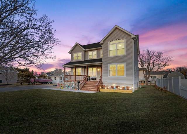 Property at 811 W Bay Dr, West Islip, NY 11795, 5 beds, 2.5 baths
