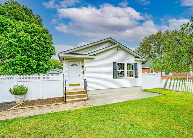 Property at 236 Fishel Ave, Riverhead, NY 11901, 3 beds, 1.5 baths
