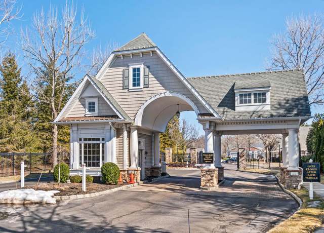 Property at 139 Symphony Dr #129, Lake Grove, NY 11755, 3 beds, 2.5 baths