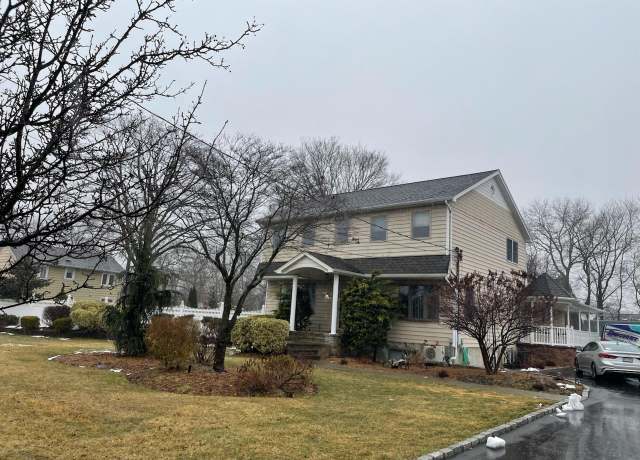 Property at 164 Union Ave, Holbrook, NY 11741, 7 beds, 4.5 baths