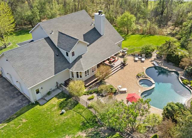 Property at 26 Old Ridge Rd, Warwick, NY 10990, 5 beds, 4.5 baths