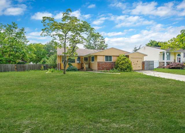 Property at 60 Morewood Dr, Smithtown, NY 11787, 3 beds, 1.5 baths