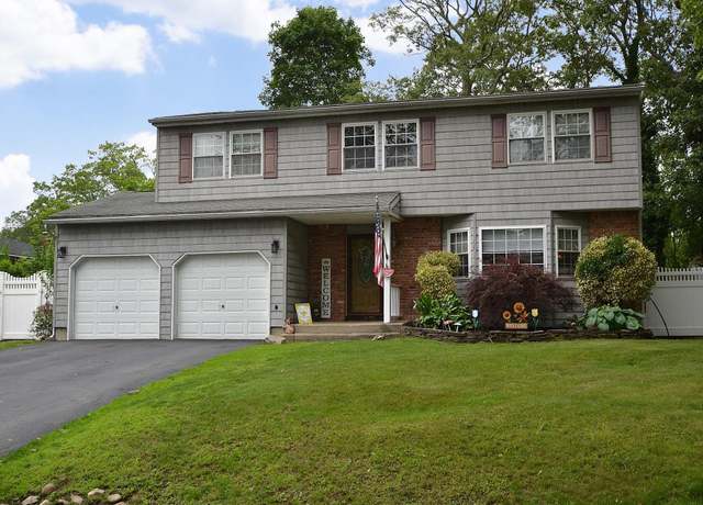 Property at 269 Deer Rd, Ronkonkoma, NY 11779, 4 beds, 2.5 baths
