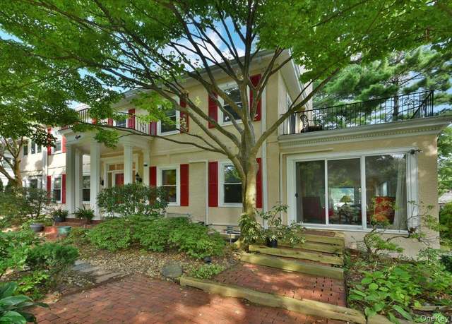 Property at 8 Magnolia Dr, Great Neck, NY 11021, 5 beds, 5 baths