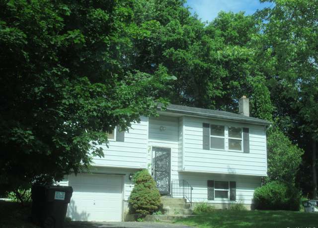 Property at 109 Indian Trl, Maybrook, NY 12543, 2 beds, 1.5 baths