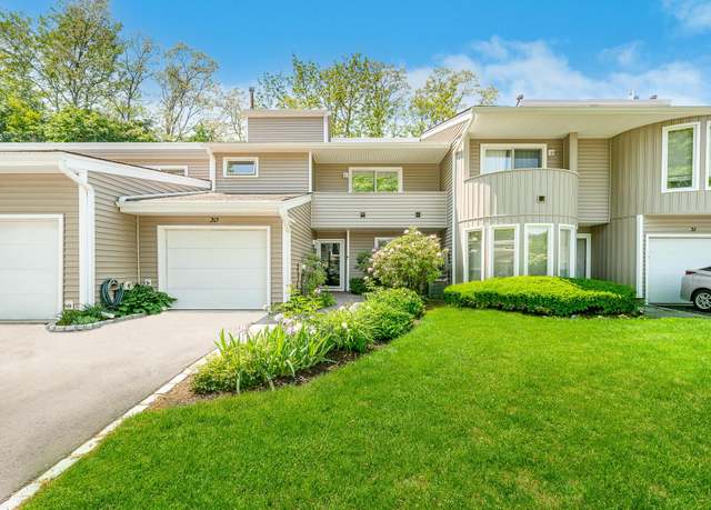 Property at 30 Kristin Ln, Hauppauge, NY 11788, 2 beds, 2.5 baths