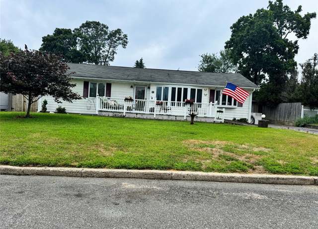 Property at 43 Garden Ln, Centereach, NY 11720, 4 beds, 3.5 baths