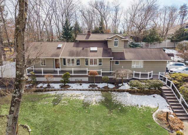 Property at 94 Lone Oak Path, Smithtown, NY 11787, 3 beds, 3.5 baths