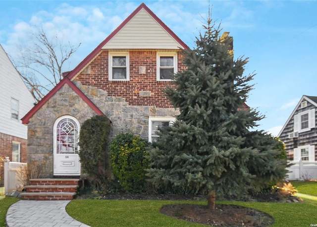 Property at 34 Highland Pl, Great Neck, NY 11020, 5 beds, 3 baths