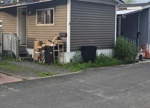 Property at 5 Birch Pl, Bay Shore, NY 11706, 2 beds, 1 bath