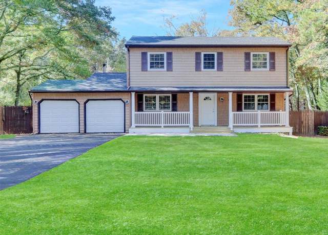 Property at 6 Timber Trail Ln, Medford, NY 11763, 4 beds, 2.5 baths