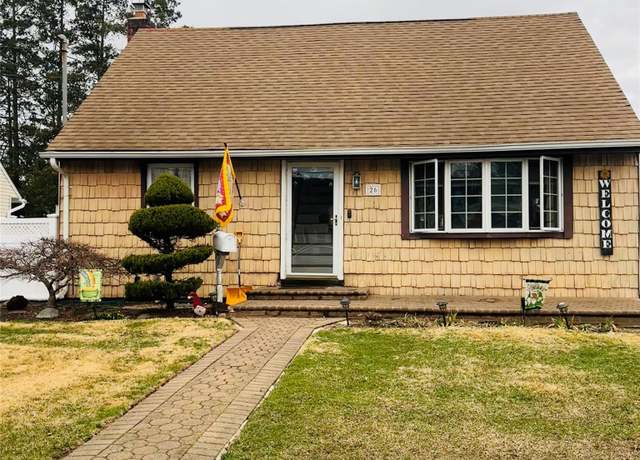 Property at 26 Balfour Dr, Bethpage, NY 11714, 3 beds, 2.5 baths