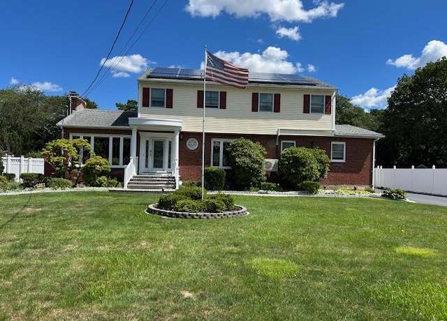 Property at 1645 Lincoln Ave, Bohemia, NY 11716, 4 beds, 3.5 baths