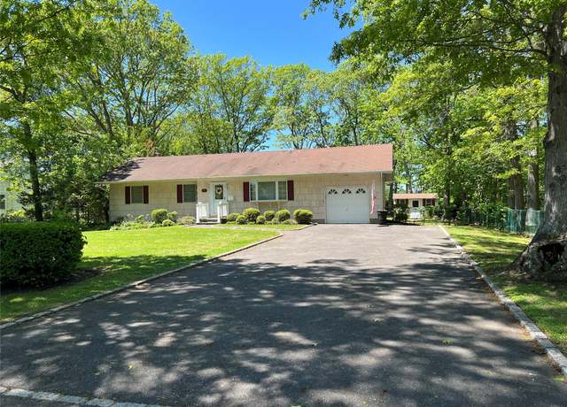 Property at 662 Gillette Ave, Bayport, NY 11705, 3 beds, 1.5 baths