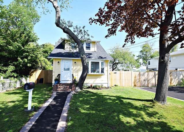 Property at 24 Brook St, Lindenhurst, NY 11757, 2 beds, 1.5 baths