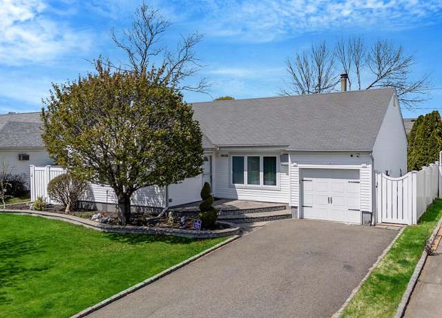 Property at 3639 Farmranch Rd S, Bethpage, NY 11714, 3 beds, 1 bath