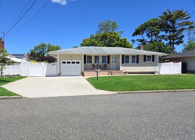 Property at 183 Floyd St, Brentwood, NY 11717, 3 beds, 1 bath