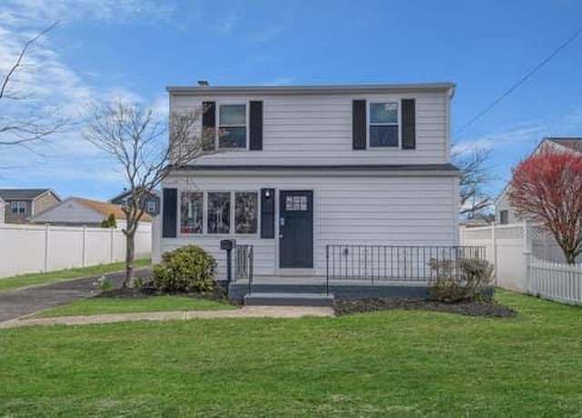 Property at 831 Keith Ln, West Islip, NY 11795, 3 beds, 2 baths
