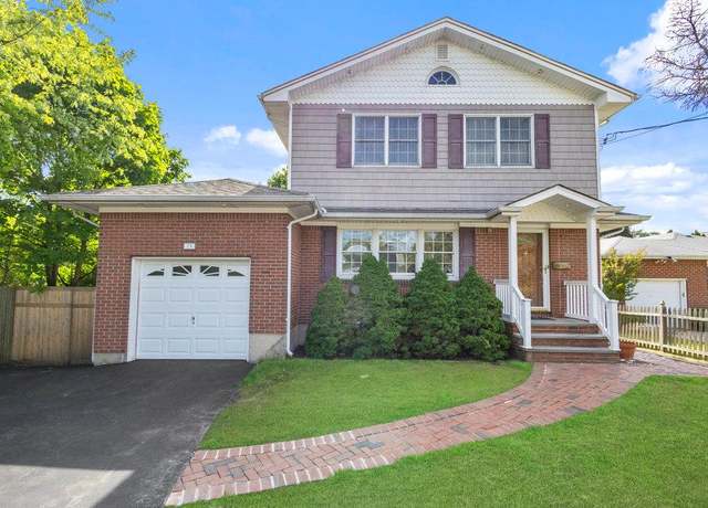 Property at 13 Irving Ct, Hicksville, NY 11801, 6 beds, 3 baths