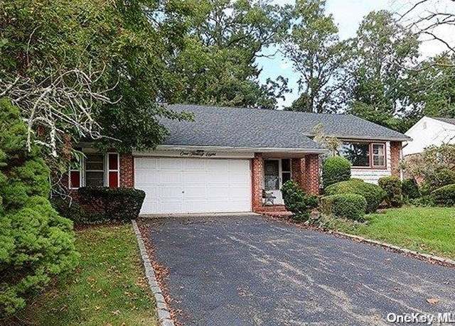 Property at 128 Dogwood Rd, Roslyn, NY 11576, 3 beds, 3 baths