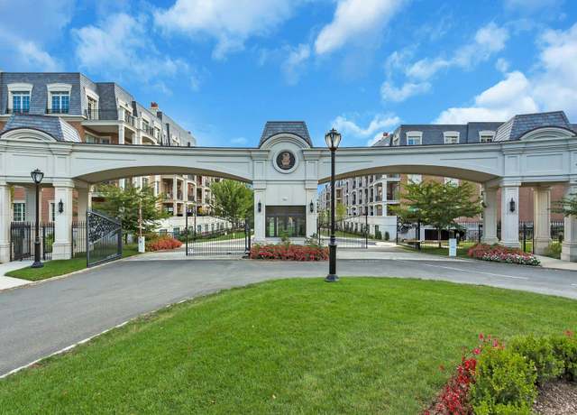 Property at 1000 Royal Ct #1107, North Hills, NY 11040, 3 beds, 2.5 baths